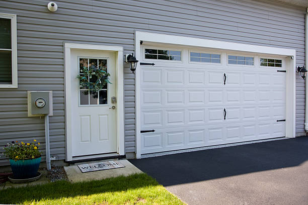 24/7 Emergency Garage Door Panel Replacement experts in North Mankato, MN